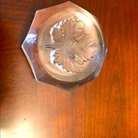 Lalique Crystal Maple Leaf Heavy paper weight - Picture 2 of 5